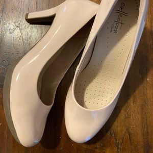 Clarks Size 7 pale pink Pumps very comfortable